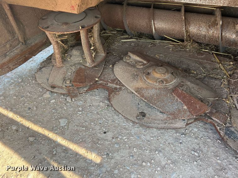 image for item DN3057 2017 MacDon M1240  swather / windrower