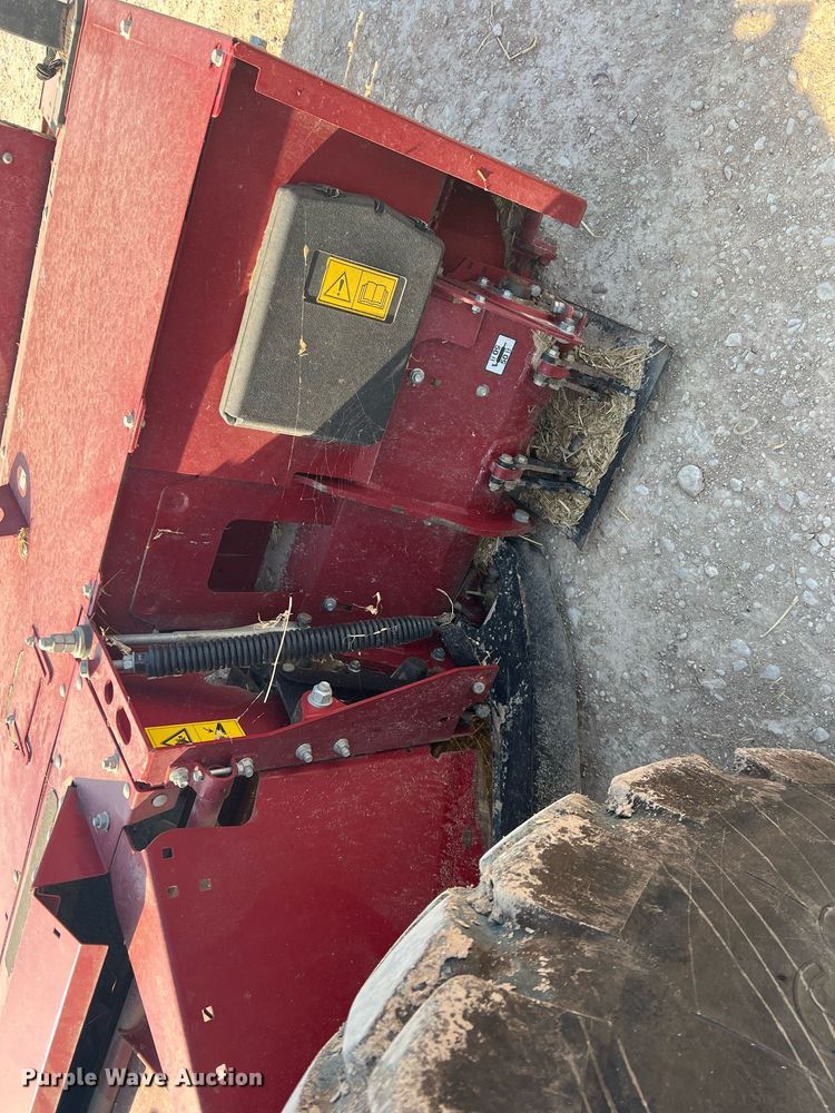 image for item DN3057 2017 MacDon M1240  swather / windrower