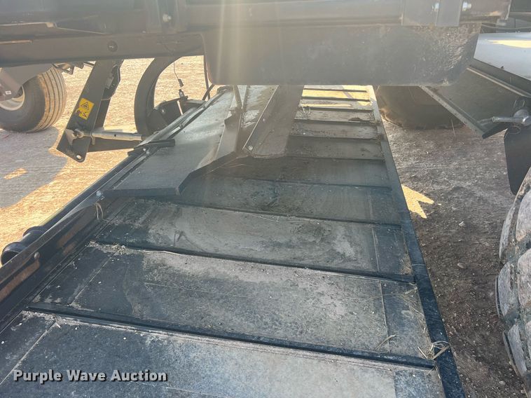 image for item DN3057 2017 MacDon M1240  swather / windrower