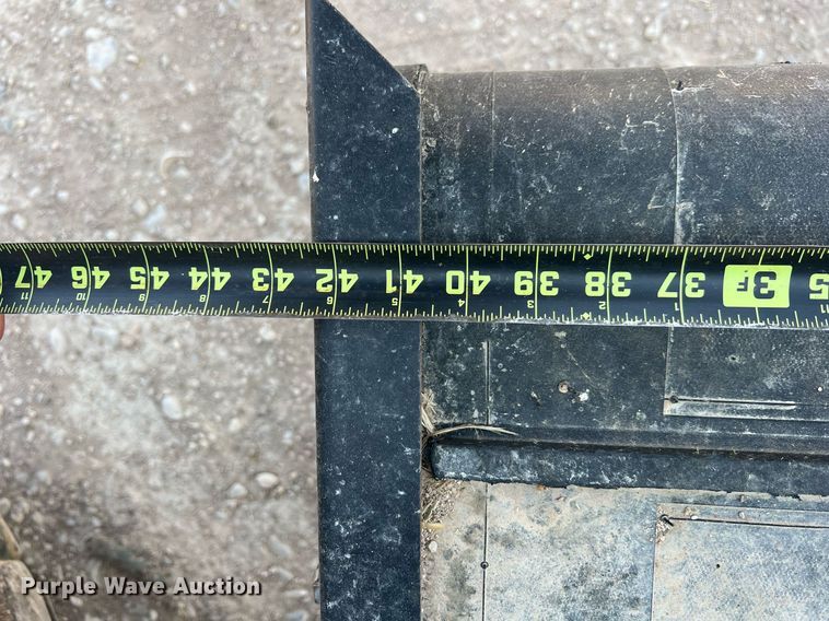 image for item DN3057 2017 MacDon M1240  swather / windrower