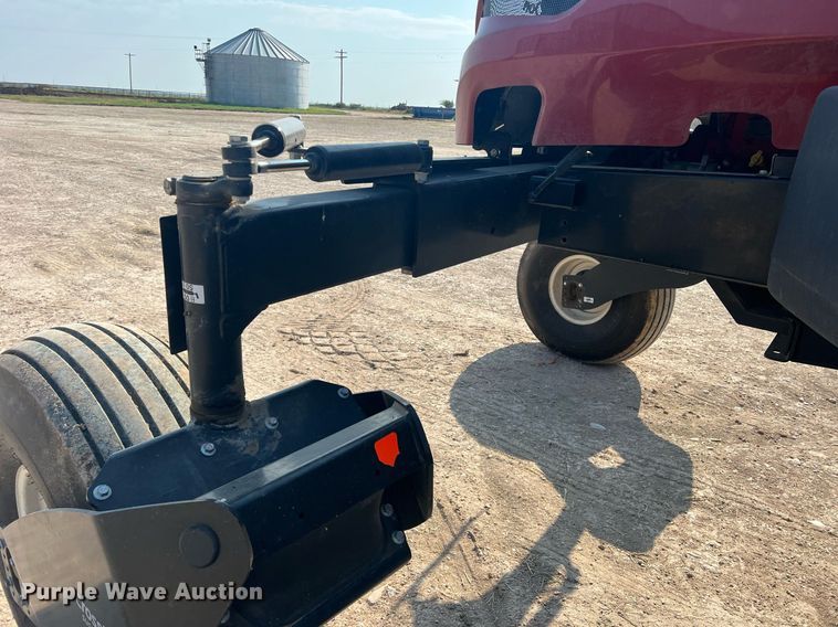 image for item DN3057 2017 MacDon M1240  swather / windrower