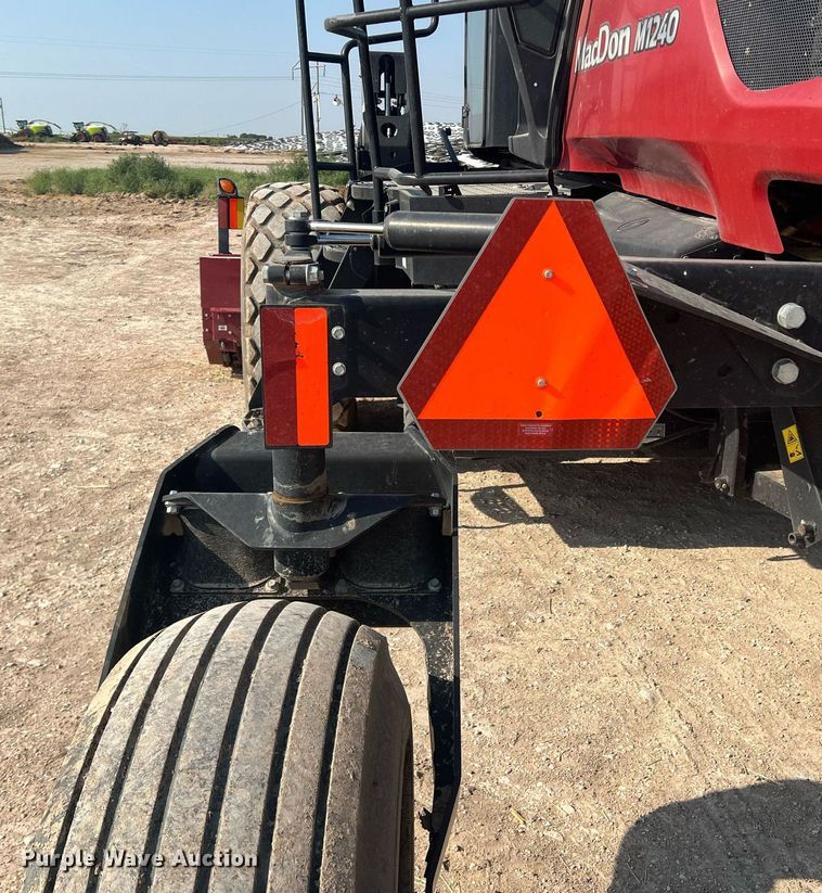 image for item DN3057 2017 MacDon M1240  swather / windrower