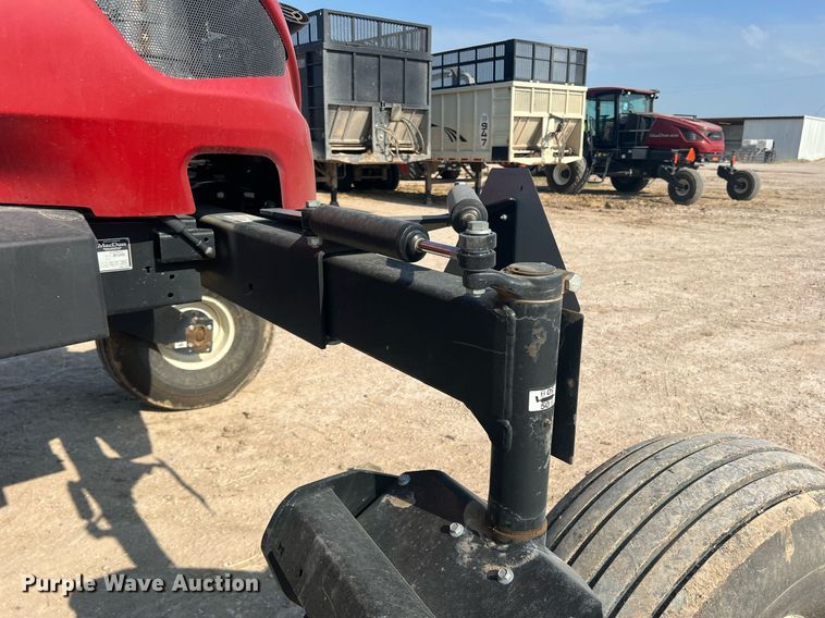 image for item DN3057 2017 MacDon M1240  swather / windrower