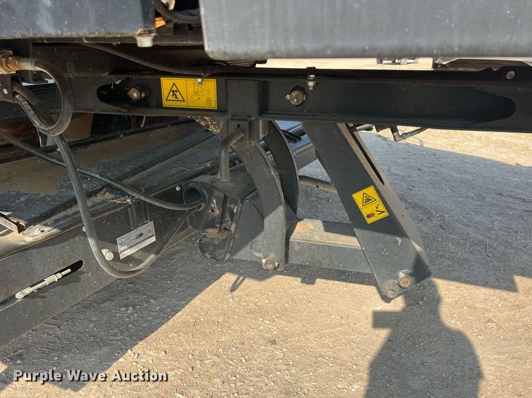 image for item DN3057 2017 MacDon M1240  swather / windrower