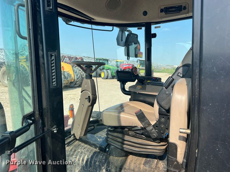 image for item DN3057 2017 MacDon M1240  swather / windrower