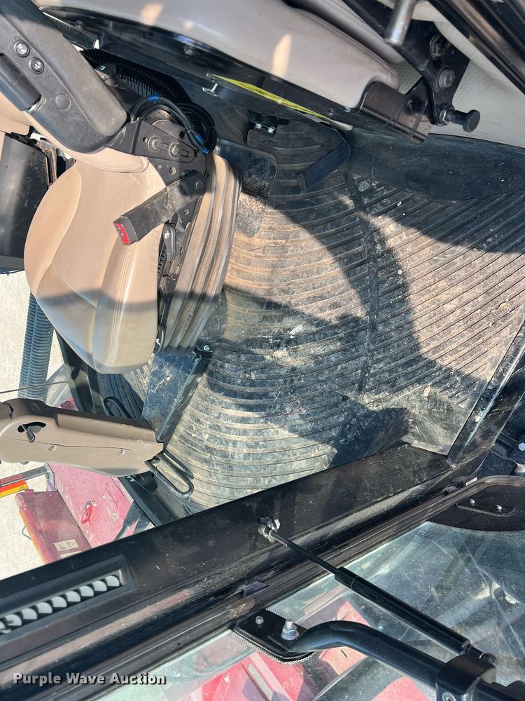 image for item DN3057 2017 MacDon M1240  swather / windrower