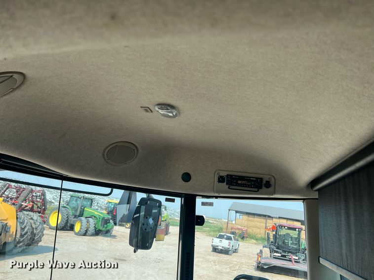 image for item DN3057 2017 MacDon M1240  swather / windrower