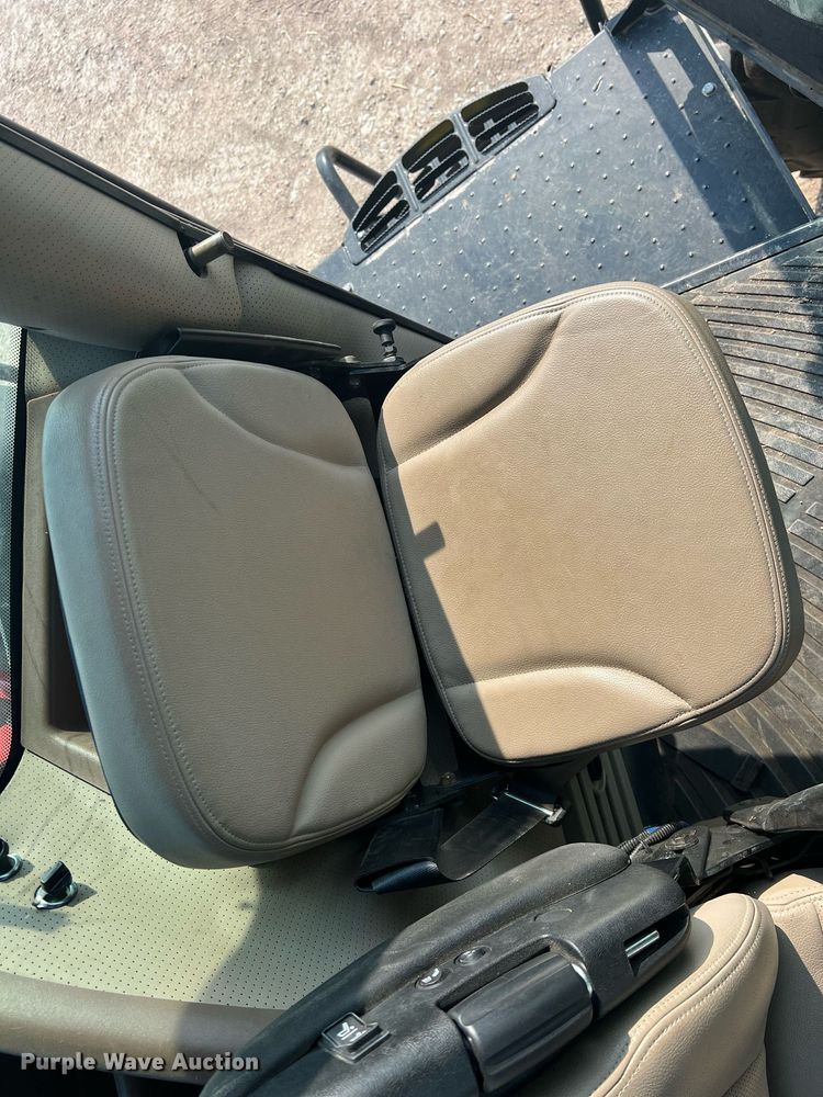 image for item DN3057 2017 MacDon M1240  swather / windrower