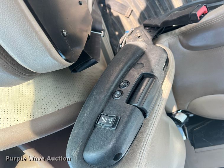 image for item DN3057 2017 MacDon M1240  swather / windrower