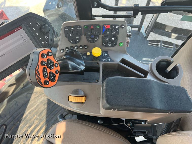 image for item DN3057 2017 MacDon M1240  swather / windrower