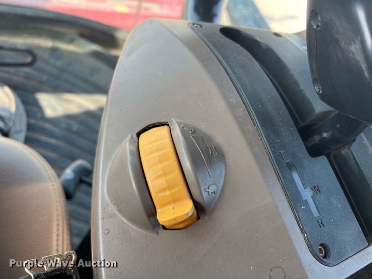 image for item DN3057 2017 MacDon M1240  swather / windrower