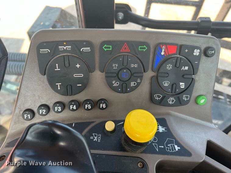 image for item DN3057 2017 MacDon M1240  swather / windrower