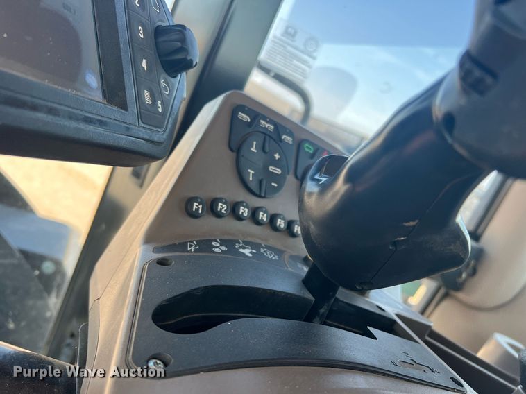 image for item DN3057 2017 MacDon M1240  swather / windrower