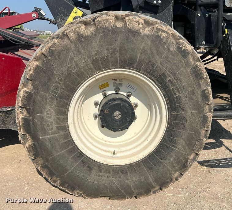 image for item DN3057 2017 MacDon M1240  swather / windrower