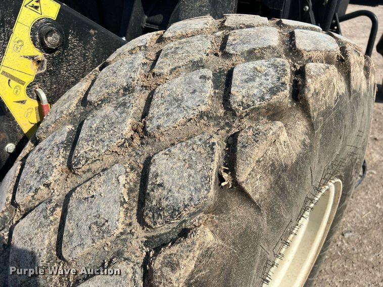 image for item DN3057 2017 MacDon M1240  swather / windrower