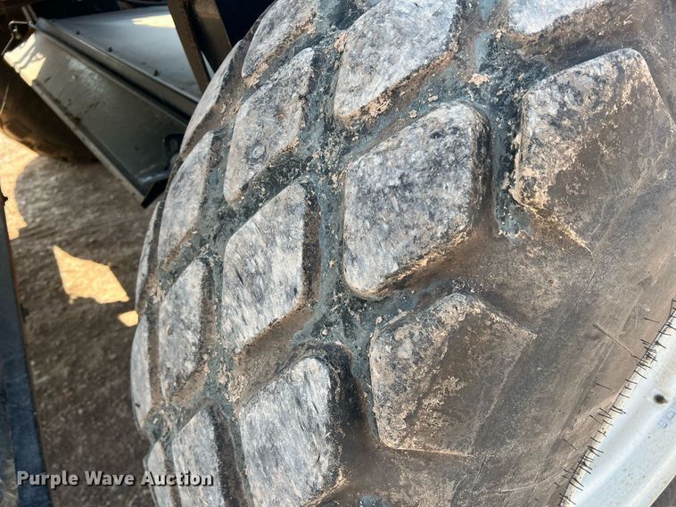 image for item DN3057 2017 MacDon M1240  swather / windrower