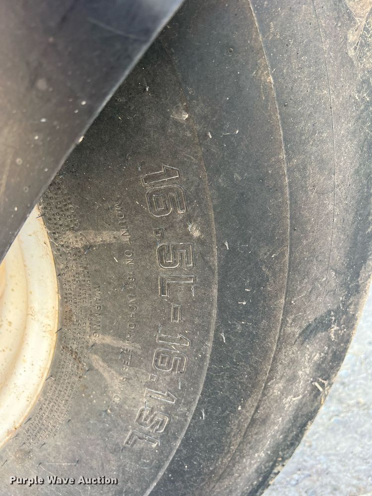 image for item DN3057 2017 MacDon M1240  swather / windrower