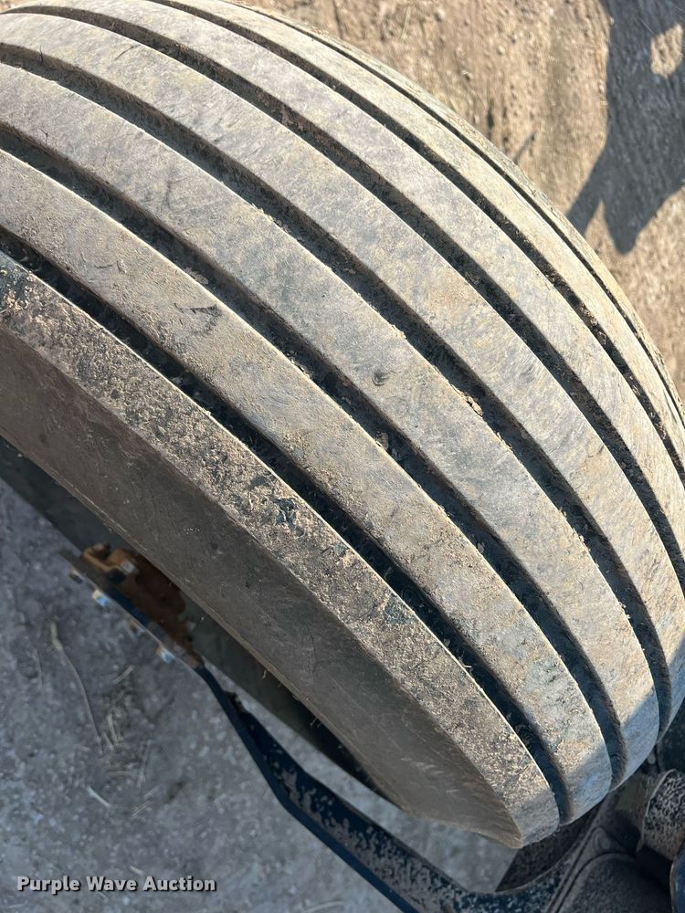 image for item DN3057 2017 MacDon M1240  swather / windrower