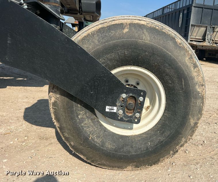 image for item DN3057 2017 MacDon M1240  swather / windrower