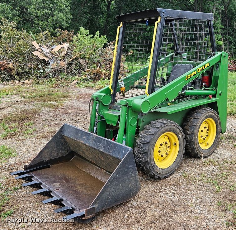 image for item DN8587 John Deere 90  skid steer loader