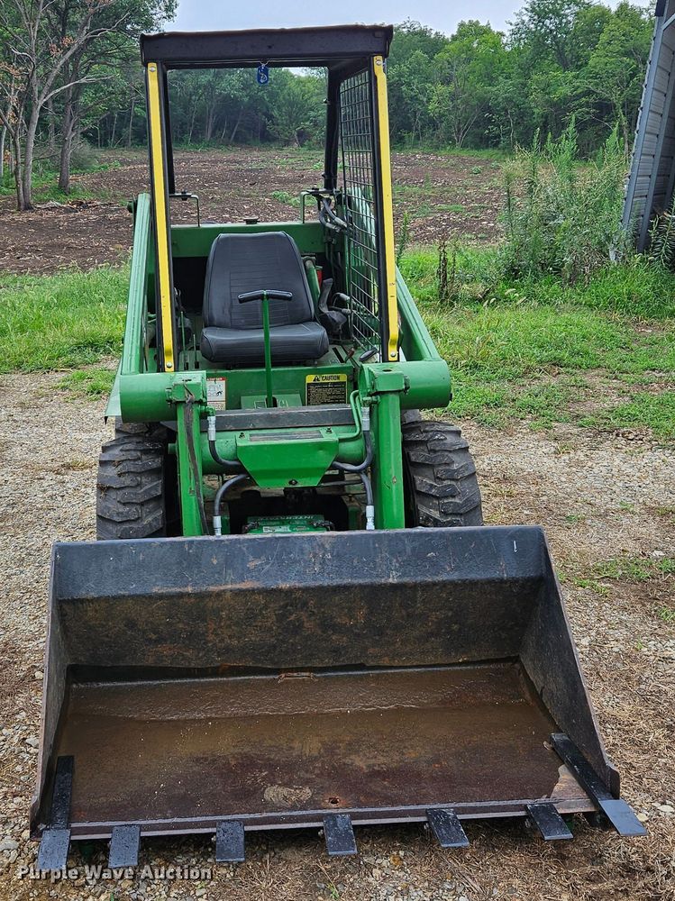 image for item DN8587 John Deere 90  skid steer loader
