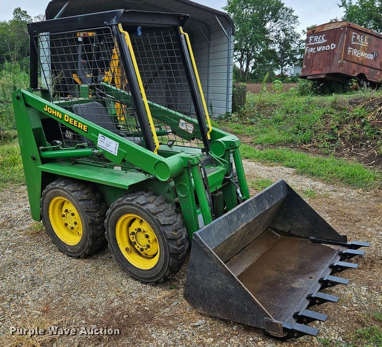 image for item DN8587 John Deere 90  skid steer loader