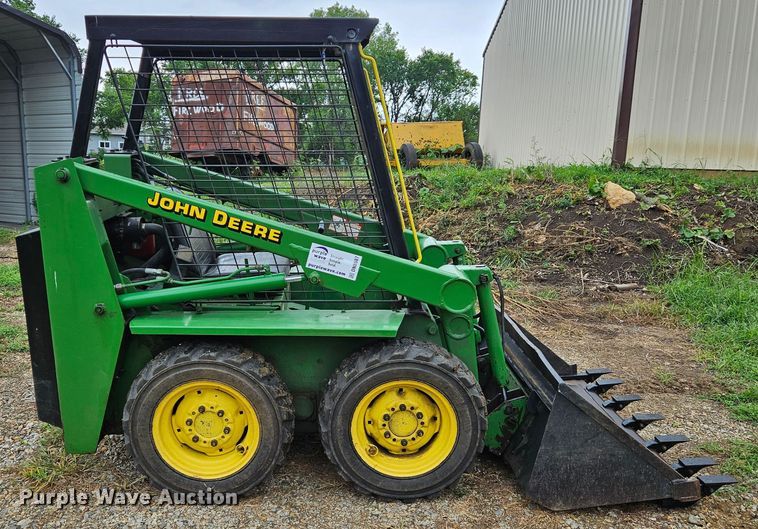 image for item DN8587 John Deere 90  skid steer loader