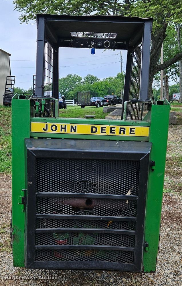 image for item DN8587 John Deere 90  skid steer loader