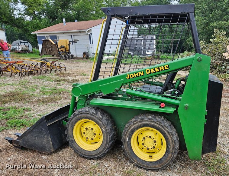 image for item DN8587 John Deere 90  skid steer loader