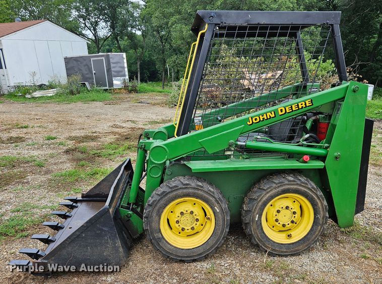 image for item DN8587 John Deere 90  skid steer loader