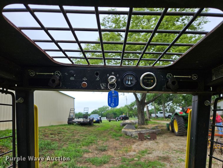 image for item DN8587 John Deere 90  skid steer loader