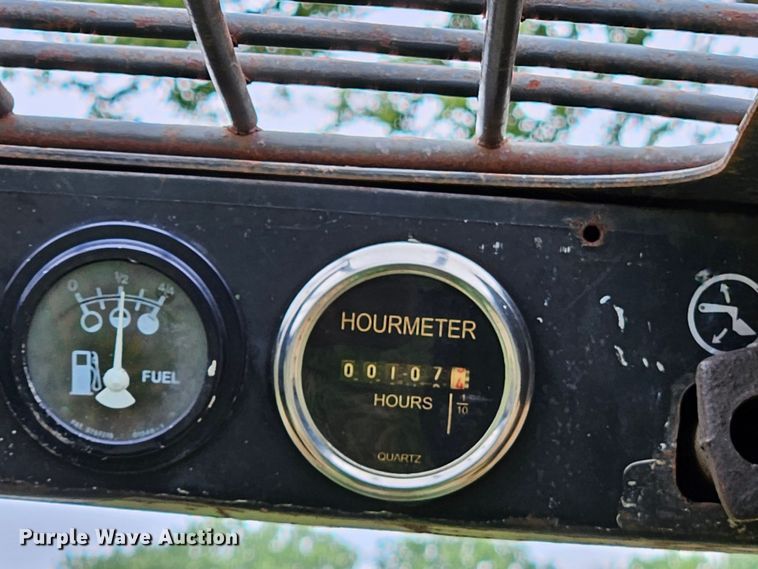 image for item DN8587 John Deere 90  skid steer loader