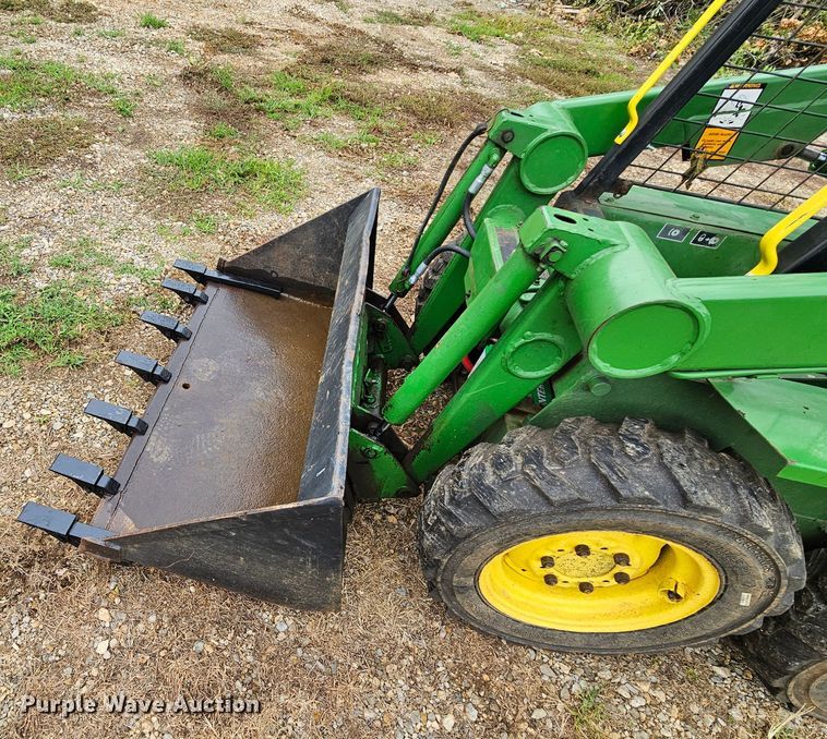 image for item DN8587 John Deere 90  skid steer loader