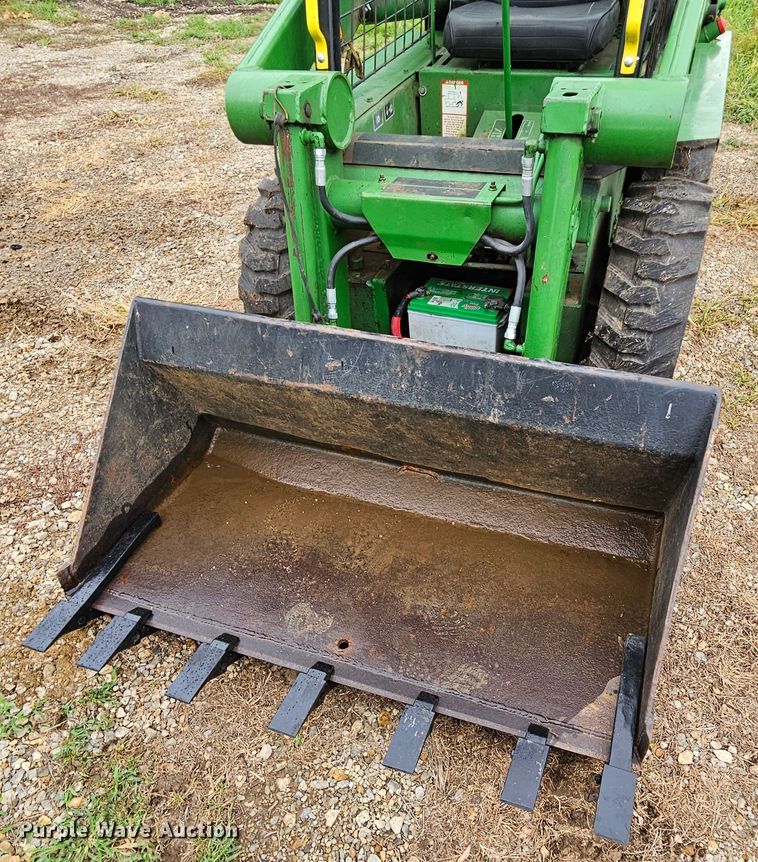 image for item DN8587 John Deere 90  skid steer loader