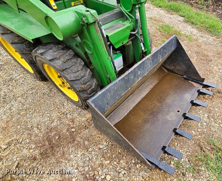 image for item DN8587 John Deere 90  skid steer loader
