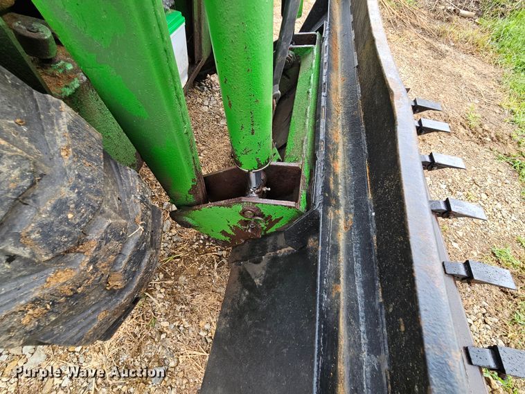 image for item DN8587 John Deere 90  skid steer loader