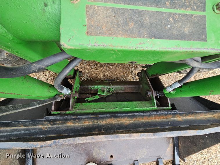 image for item DN8587 John Deere 90  skid steer loader