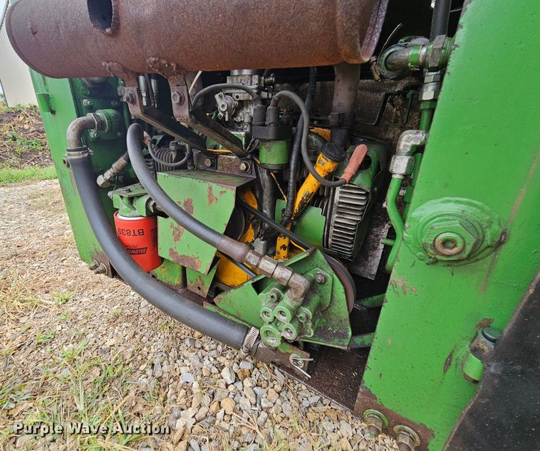 image for item DN8587 John Deere 90  skid steer loader