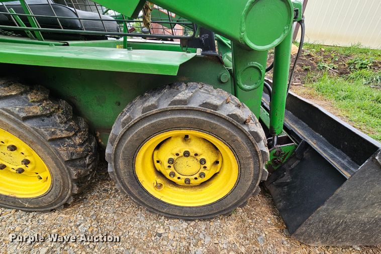 image for item DN8587 John Deere 90  skid steer loader