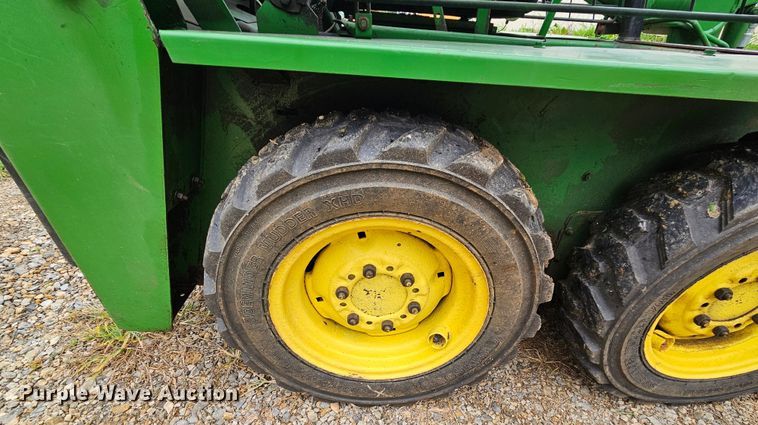 image for item DN8587 John Deere 90  skid steer loader