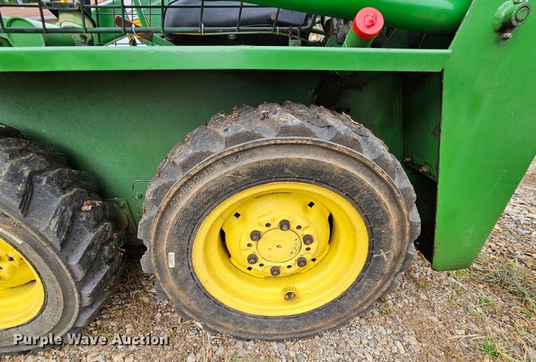 image for item DN8587 John Deere 90  skid steer loader