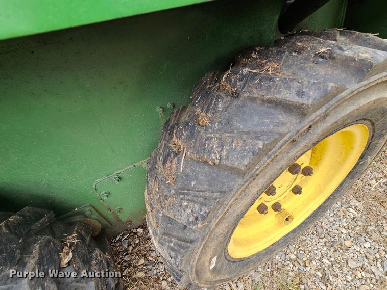 image for item DN8587 John Deere 90  skid steer loader