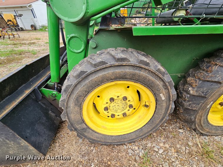 image for item DN8587 John Deere 90  skid steer loader
