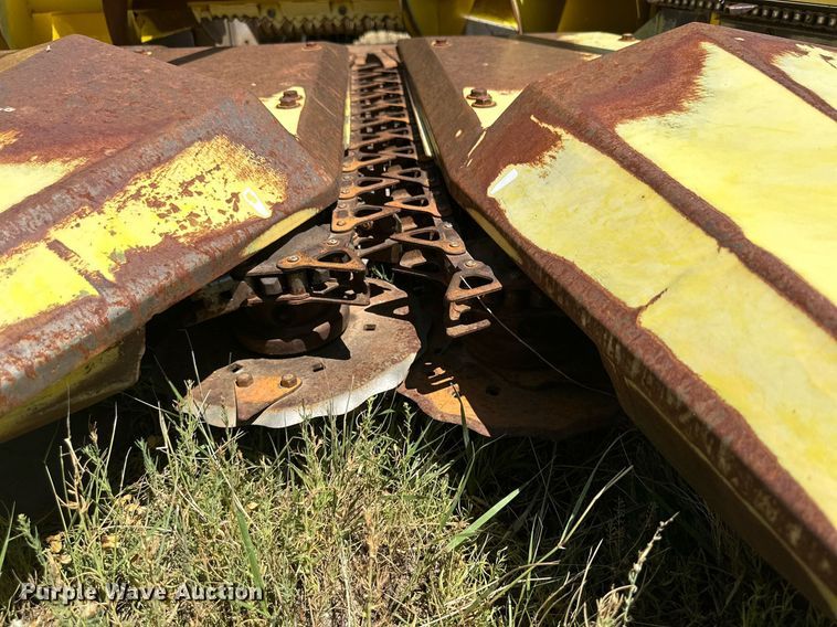 image for item DQ1347 1997 John Deere 664  forage head