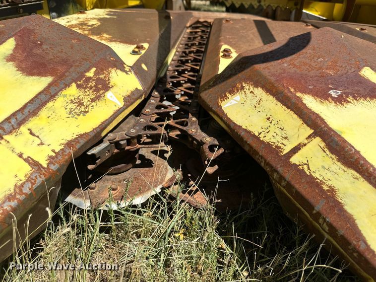 image for item DQ1347 1997 John Deere 664  forage head