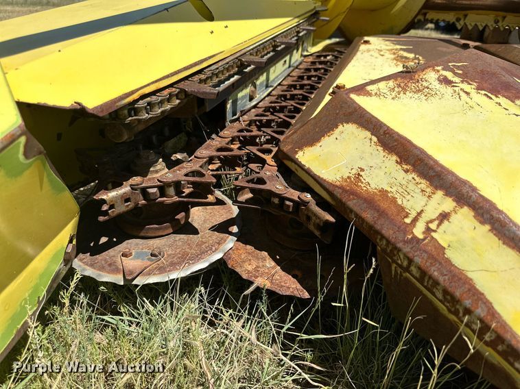 image for item DQ1347 1997 John Deere 664  forage head