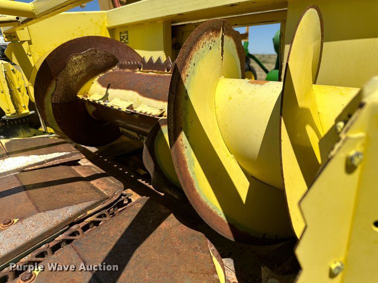 image for item DQ1347 1997 John Deere 664  forage head