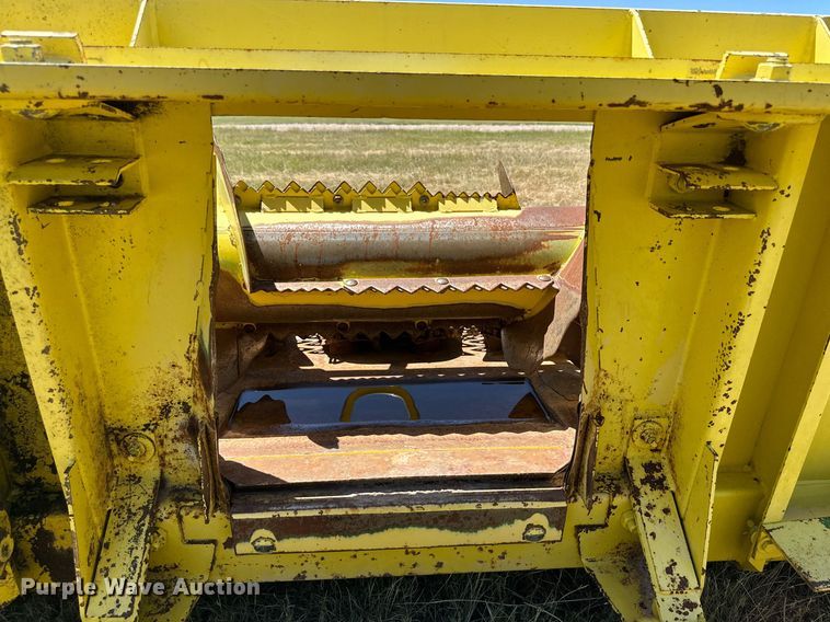 image for item DQ1347 1997 John Deere 664  forage head