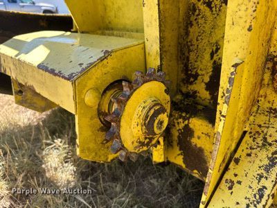 image for item DQ1347 1997 John Deere 664  forage head