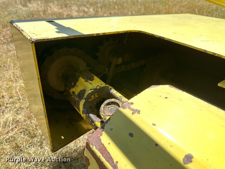 image for item DQ1347 1997 John Deere 664  forage head